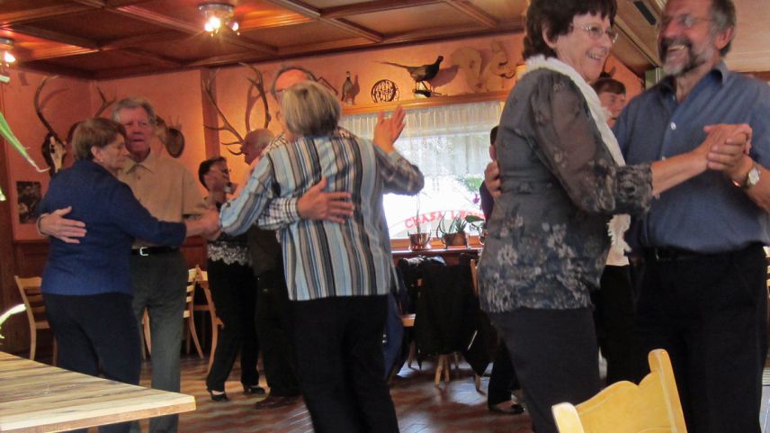 A Scuol ed a Zernez as chattan regularmaing senioras e seniors per giodair la cumpagnia e far la trais-cha (fotografia: Jachen Erni).