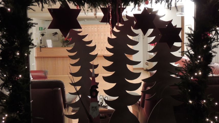 Las fanestras d’Advent a Scuol derasan paschaivlezza (fotografia: Benedict Stecher).