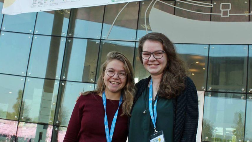 Bigna Abderhalden e Sidonia Pazeller (da schnestra) s’han partecipadas al prüm MAB Youth Forum illa regiun da Padana in Italia (fotografia: mad).