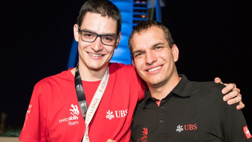 Riet Bulfoni (a schnestra) insembel cun seis expert Flavio Helfenstein (fotografia: SwissSkills Team)