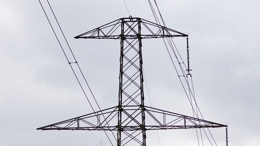 Die nur einseitig mit Leiterseilen ausgestatteten Masten werden mit einer zusätzlichen Leitung versehen und teilweise erhöht. Foto: Jon Duschletta