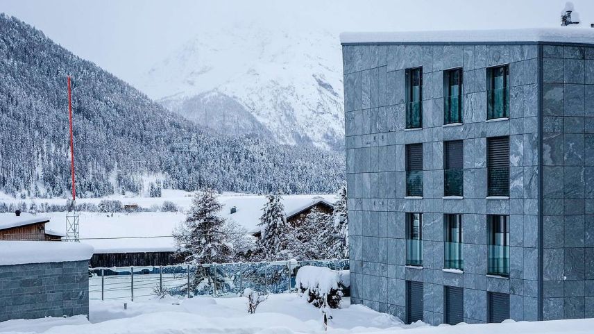 Die rot nachgezogene Bau-Profilstange der geplanten 5G-Antenne vom Spital Samedan her gesehen. Foto: Jon Duschletta