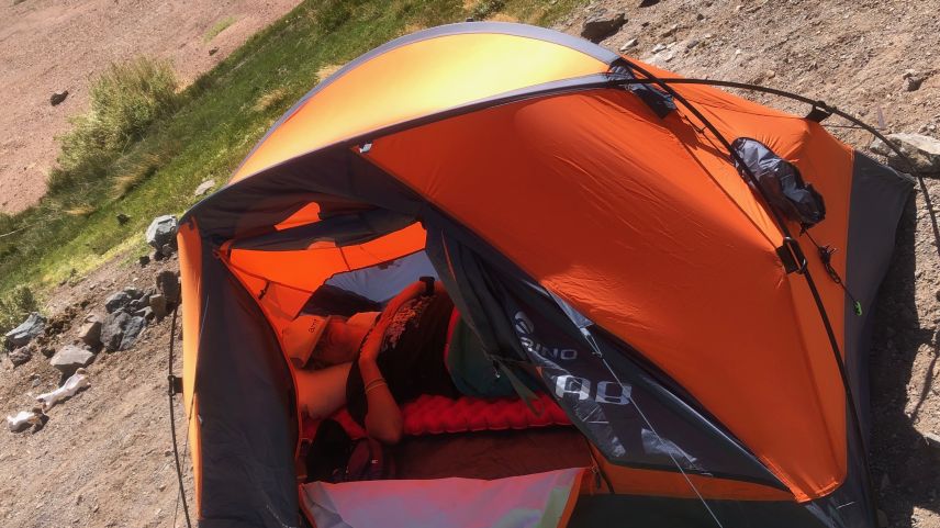 Ein dickes Kopfkissen lässt so manche Strapaze vergessen. Foto: Anne-Marie Flammersfeld, z. Vfg.