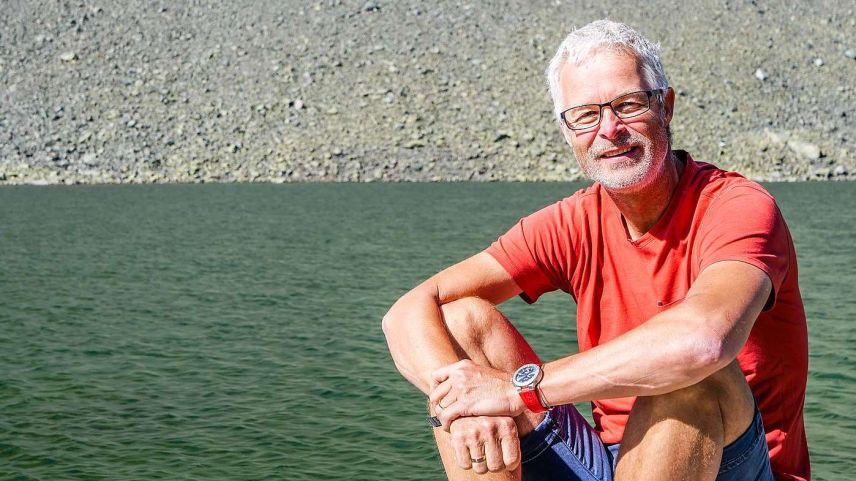 Wasserbotschafter Ernst Bromeis am Lai da la Scotta auf der Flüela Passhöhe. Foto: Jon Duschletta