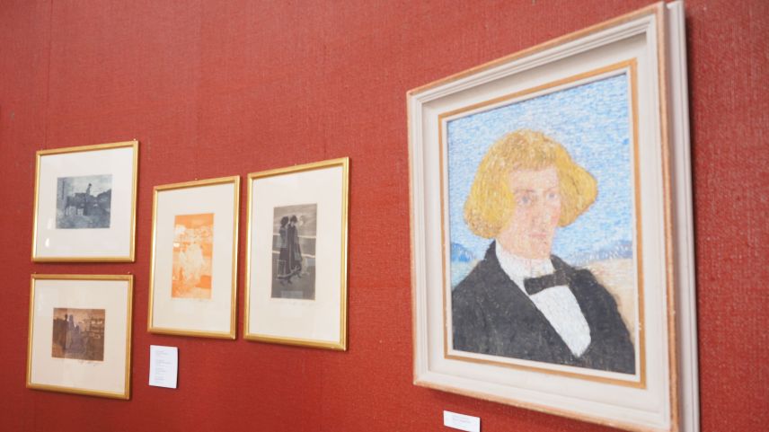 Blick in die Ausstellung mit Selbstporträt von Mario Segantini