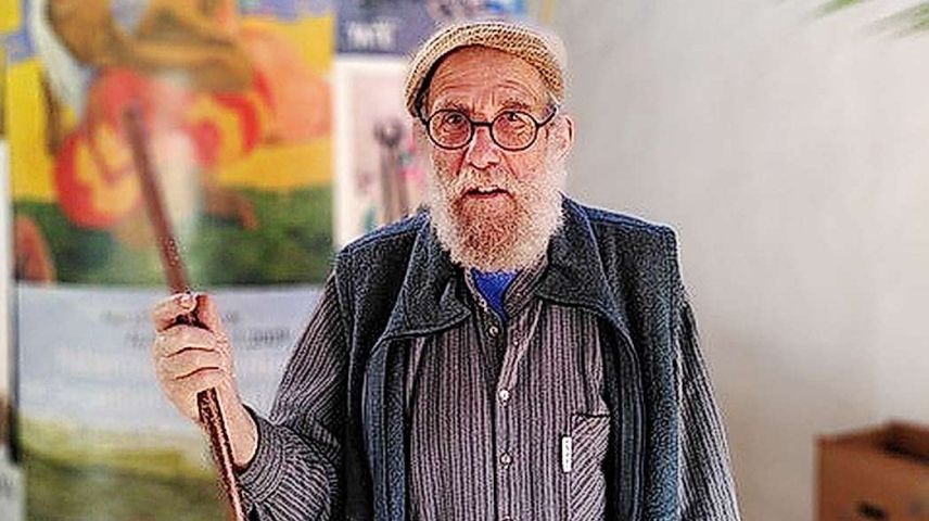 Alesch Vital cun ün da seis bastuns da distanza (fotografia: mad).