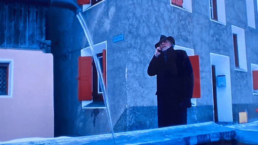 L’advocat Thomas Borchert (Christian Kohlund) nu lascha loc e tschercha la vardà a Vent (Vnà) (fotografia: Zürich-Krimi/ARD/screenshot).