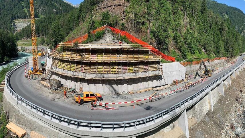 Eir süls plazzals da fabrica vala la prescripziun da tgnair distanza. fotografia: Foffa Conrad SA