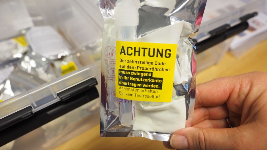 An der Nimm-Station können sich die Corvatsch-Mitarbeitenden ein Testkit holen und dann zuhause den Speichel-Selbsttest duchführen, bevor die Probe ins Labor geht. Foto: Mari-Claire Jur