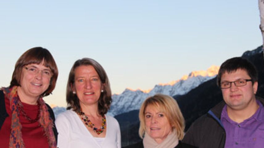 Linard Martinelli (a dretta) maina la suprastanza da la CGL. Da schnestra: Carola Bezzola, Annina Nicolay e Claudia Cantieni Käser.