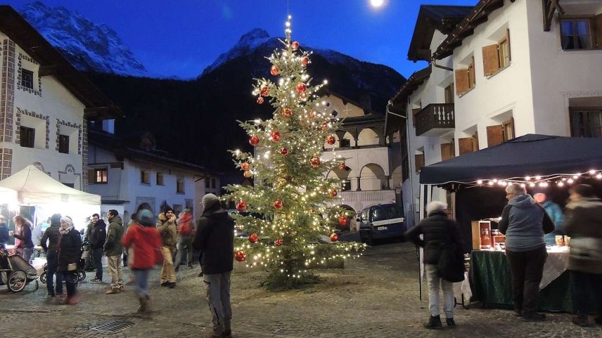 Il bös-chin da Nadal ha fat üna bella parada dürant il Marchà d’Advent a Scuol (fotografia: Benedict Stecher).