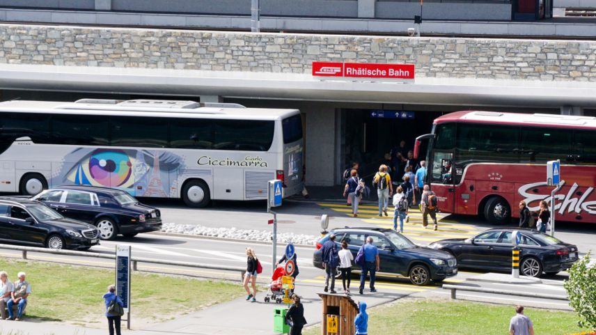 Auf der Höhe Bahnhof kreuzt in St. Moritz ein gefährlicher Fussgängerübergang die Hauptstrasse. Wo einst eine Überführung stand, müssen die vom Bahnhof herkommenden Fussgänger und auch die Busreisenden die Strasse auf besagten Fussgängerstreifen in Richtu