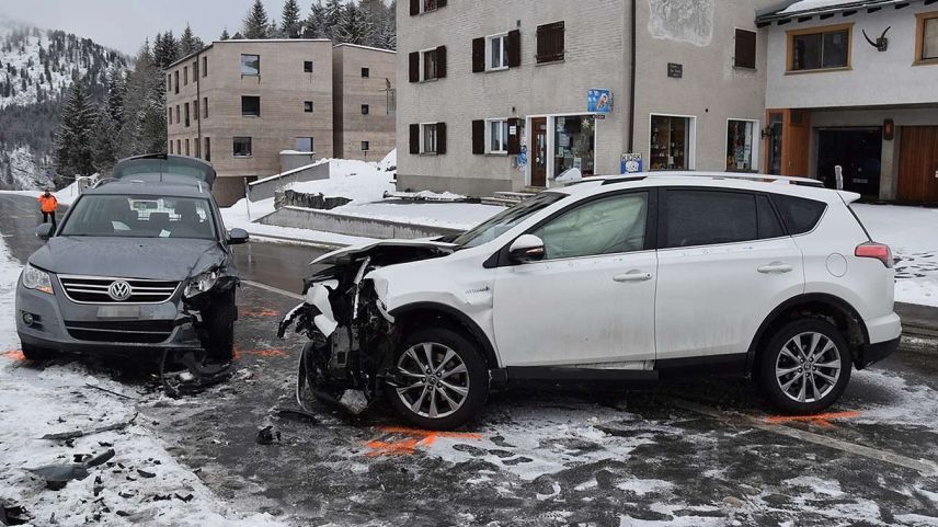 Die beiden beschädigten Fahrzeuge. Foto: Kantonspolizei Graubünden