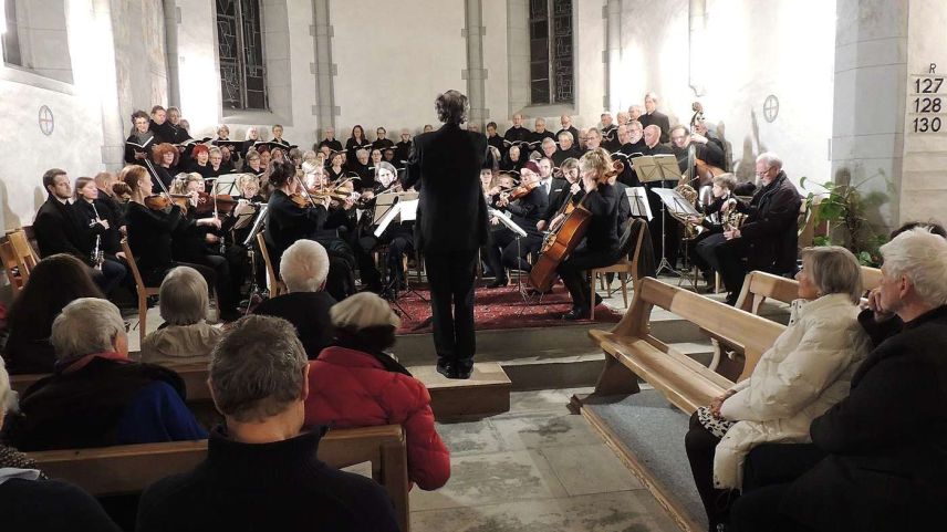 Il cor liber da Turich suot la bachetta da Peter Appenzeller cun orchester e solists ha satisfat. fotografia: Benedict Stecher