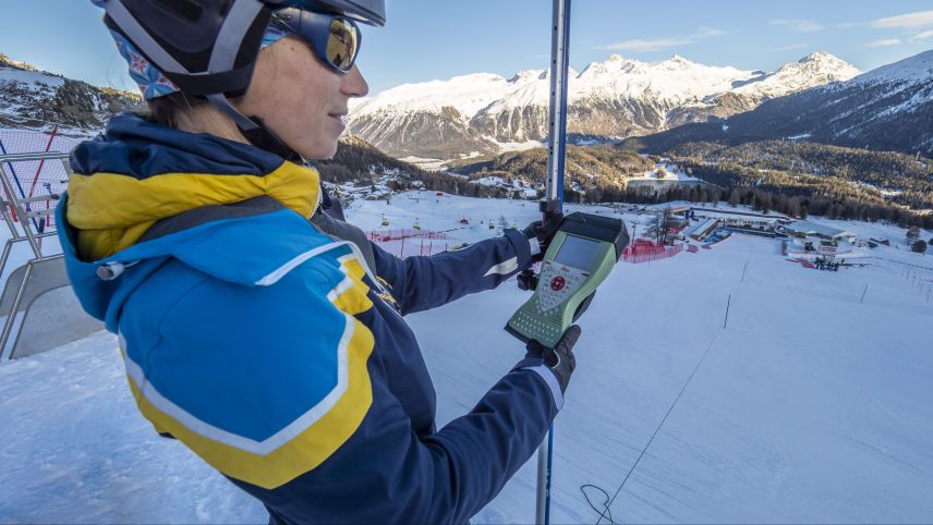 Christina Bucher beim Vermessen der Slalompiste Foto:Daniel Zaugg