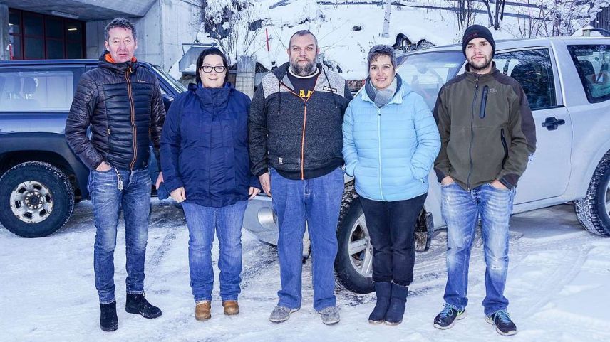 Da schnestra: Andri Margadant, Anassia Casanova-Fedi, Gian Reto, Seraina e Mauro Fedi (fotografia: Jon Duschletta).