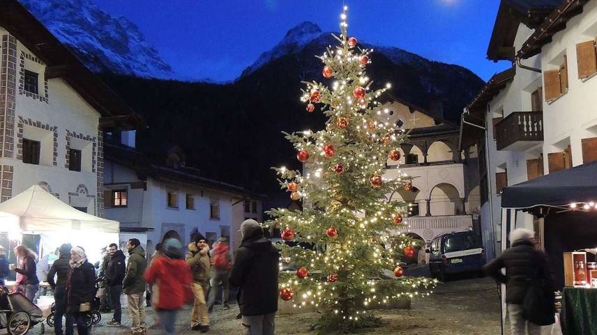 Ils bös-chins decorats, sco per exaimpel quel chi’s rechatta sün Plaz a Scuol, toccan simplamaing pro la festa da Nadal (fotografia: Benedict Stecher).