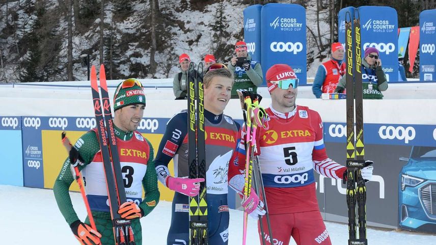 Johannes Hoesflot Klaebo (NOR) gewinnt die Sprintetappe in der Val Müstair vor Federico Pellegrino (ITA) und Sergey Ustiugov (RUS) (Foto: Reto Stifel).
