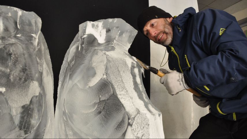 Bildhauer Reto Grond bei der Feinarbeit an einer Eisskulptur