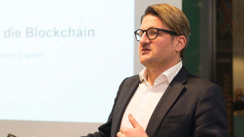 Daniel Gasteiger, Mitbegründer von TrustSquare, referierte am Neujahrs-Apéro der FDP-Frauen Engadin zum Thema Blockchain-Technologie. Foto: Reto Stifel