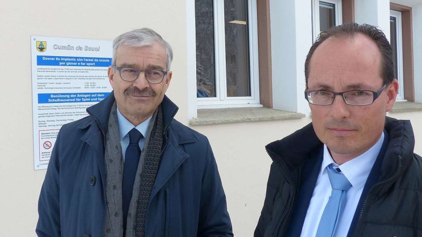 Rolf Hanimann (links) zusammen mit seinem Anwalt Remo Cavegn vor dem Amtsgericht in Scuol.