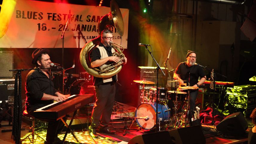 Sänger und Keyboarder Pugsley Buzzard mit Band in Samedan. Foto: Dario Dosch/Out of the Blue's