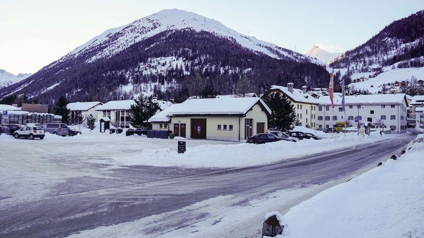 Wenn alles nach Plan läuft, könnte der «InnHub La Punt» bereits Ende 2021 seinen Betrieb aufnehmen und sich von Aussen so präsentieren. Visualisierung: Foster + Partner