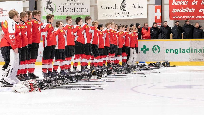 Die Schweizer Nationalmannschaft U16 während der Nationalhymne in der Eishalle Gurlaina in Scuol (Foto: Marco Ritzmann):