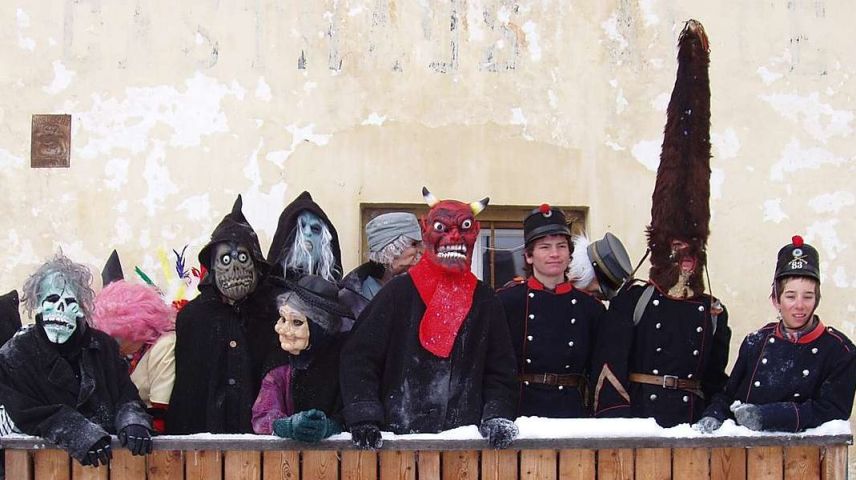 La cumpagnia da Chalandamarz culs trais mats ils plü vegls e la «bulavitra» (fotografia: mad).