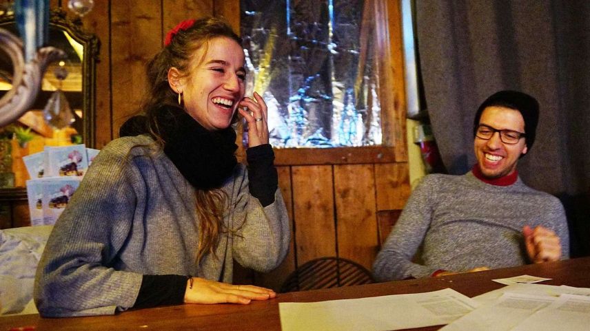 Sonja Cuonz und Yanick Monteiro sind beide in St. Moritz aufgewachsen. Gemeinsam laden sie ein zur Reise in die Zukunft «Zurück ins 2084».  Foto: Jon Duschletta