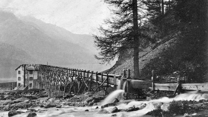 Das Aquädukt Mulin in der Gemeinde Silvaplana um das Jahr 1900. Problematische Wasserführung und ein kleines Nutzgefälle bremsen die wirtschaftliche Nutzung für den lokalen Strombedarf. Foto: Gemeinde Silvaplana