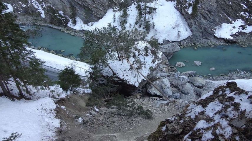 Die Engadinerstrasse H27 wurde auf rund 20 Metern Länge von den Felsmassen zugedeckt.  Foto: Tiefbauamt Graubünden