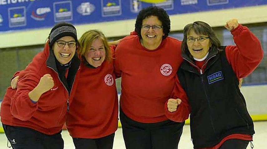 Das Schweizer Damen-Team, mit Madlaina Caviezel, Bernadette Roerli, Marta Bundi und Blaza Bandur, gewinnt EM-Silber (Foto: z.Vfg.)