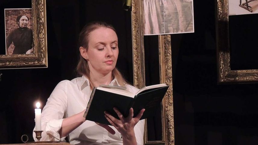 Sarah Magdalena Huisman sco teatrista e prelectura dürant sia preschantaziun a Sent (fotografia: Benedict Stecher).