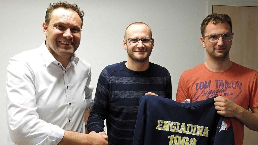 Der Vorstand des CdH Engiadina stellt den neuen Trainer vor. Von links: Domenic Toutsch (Clubpräsident), Benjamin Wunderer (neuer Trainer) und Jon Corsin Rizzi (Leiter Technik) (Foto: Nicolo Bass).