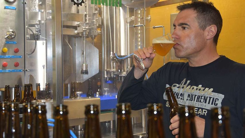 Il manader da la Bieraria Tschlin SA, Reto Rauch, insaja la prüma biera da chonv (fotografia: Nicolo Bass).