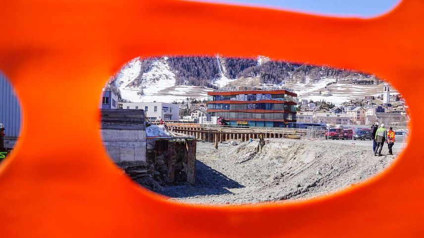 Blick ins umzäunte Baugelände des Migros-Neubaus «Porta Cho d'Punt» in Samedan. Foto: Jon Duschletta