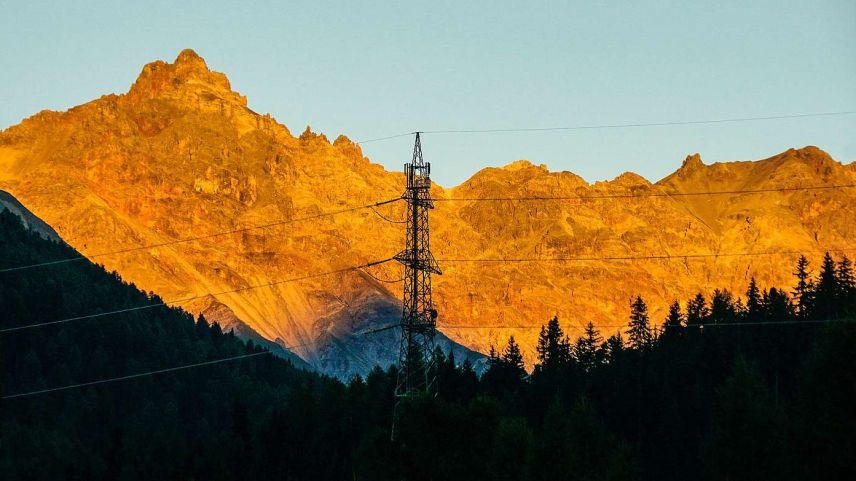 Die 50 Kilometer lange Höchstspannungsleitung zwischen Scuol/Pradella und La Punt Chamues-ch stellt einen Engpass dar im schweizerisch-europäischen Übertragungsnetz und muss ausgebaut werden. Foto: Jon Duschletta
