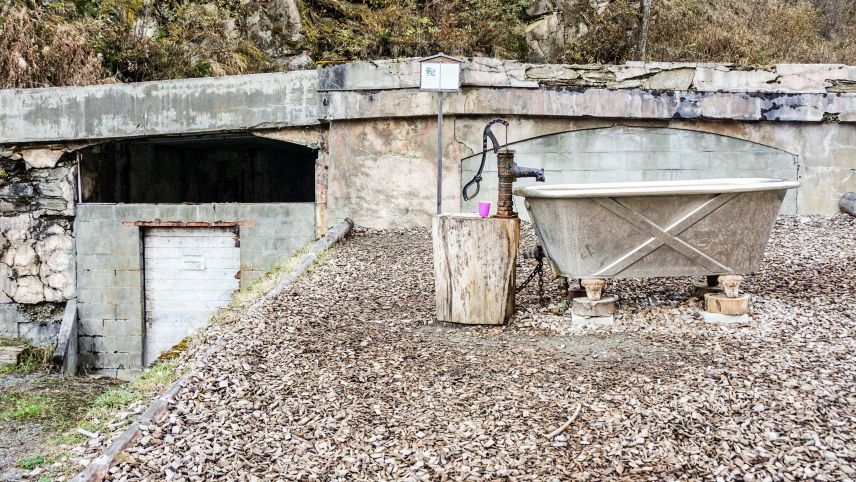 Die Arsen-Säuerling-Quellen der Val Sinestra bei Sent haben eine jahrhundertelange Geschichte. Heute werden sie nicht mehr genutzt. Foto: Jon Duschletta