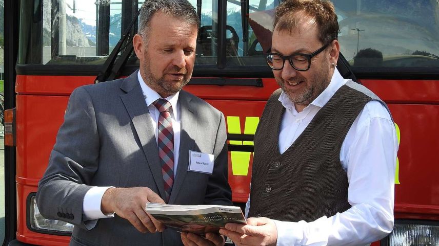 Roland Farrér (links), Präsident des Bündner Feuerwehrverbandes, und Regierungsrat Peter Peyer fachsimpeln über die Zukunft der Bündner Feuerwehren (Foto: Nicolo Bass).