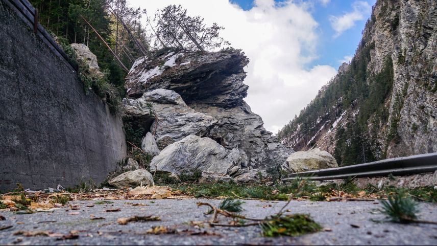 Am 16. März kollerten zwischen 800 und 1000 Kubikmeter Fels  auf die Kantonsstrasse H27.