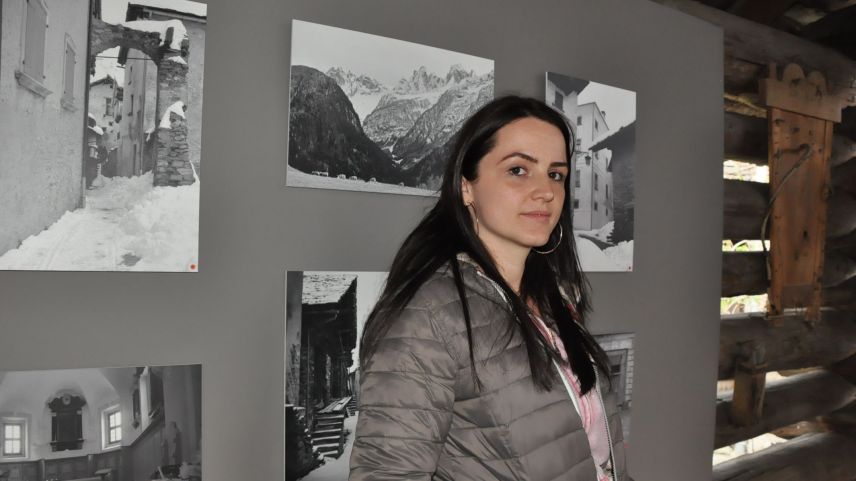 Elena Giacometti inmitten ihrer aktuellen Fotoausstellung in Soglio.