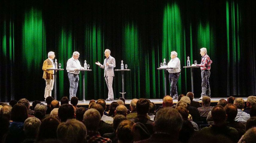 RTR-Moderator Andri Franziscus (Mitte) führte durch das Podiumsgespräch zur Sonderjagdinitiative. Foto: Jon Duschletta 