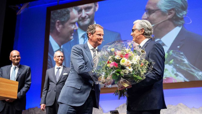 GKB-Bankpräsident (links) verabschiedet CEO Alois Vinzens nach 17 Jahren Tätigkeit. Foto: GKB