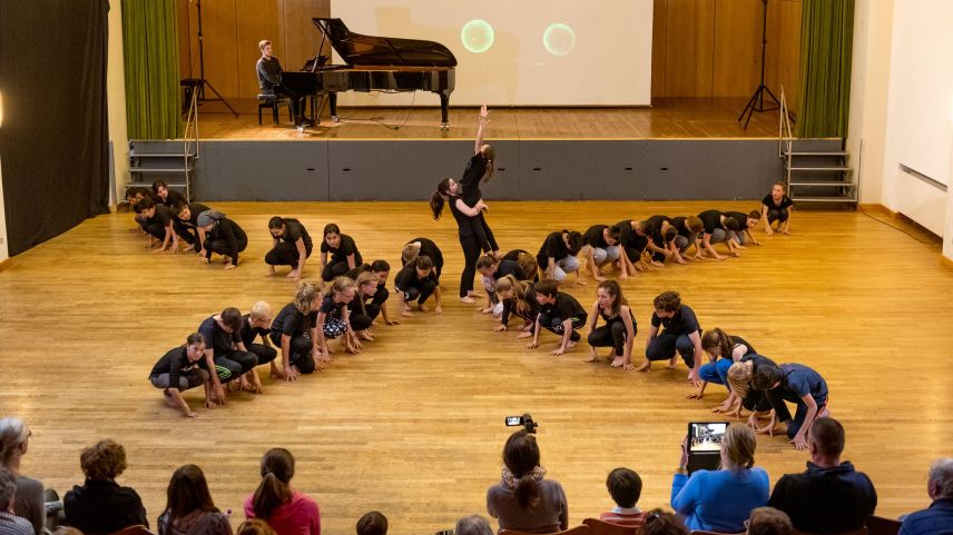 Eine Woche lang haben die Kinder eine Tanzchoreographie einstudiert, welche sie am Freitag präsentiert haben. Foto: zVfg.