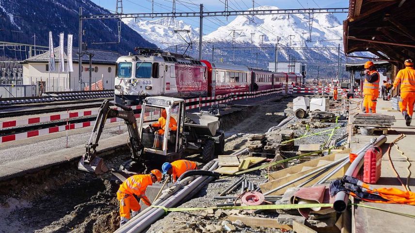 Am Bahnhof Bever werden aktuell und unter grossem Zeitdruck die Gleis-, Perron- und Sicherungsanlagen umfassend erneuert. Foto: Jon Duschletta
