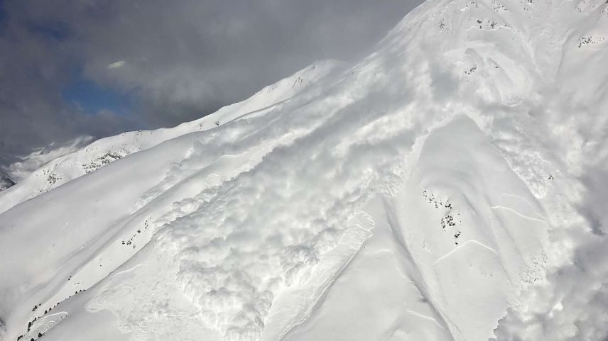 La lavina Laschadura sü dal Pass dal Fuorn es srantunada ingon in schner giò vers la val. (fotografia: Peder Caviezel)