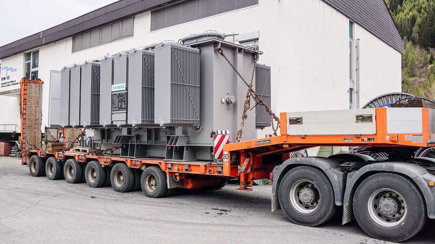 Am Dienstag wurde ein 54-Tonnen-Transformator mittels Spezialtransport zum Unterwerk Zernez der Engadiner Kraftwerke AG angeliefert und in der Folge an seinen zukünftigen Standort gehievt und dort elektrisch angeschlossen. Foto: Jon Duschletta
