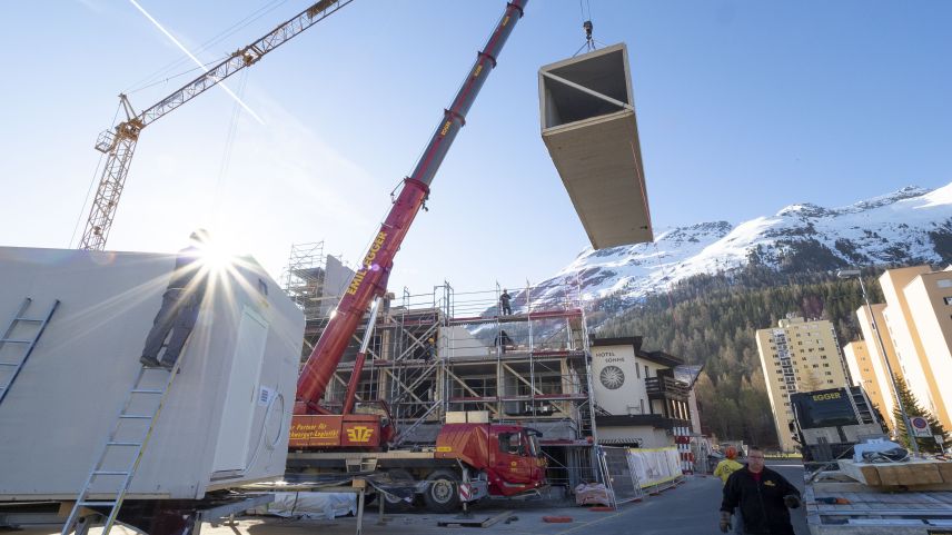 Anlieferung per Sondertransport: Eine praktisch komplette Hotelzimmer-Einheit