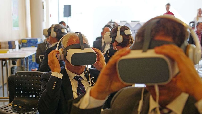 Grossrätinnen und Grossräte erleben Pontresina durch die Virtual-Reality-Brille. Foto: Jon Duschletta